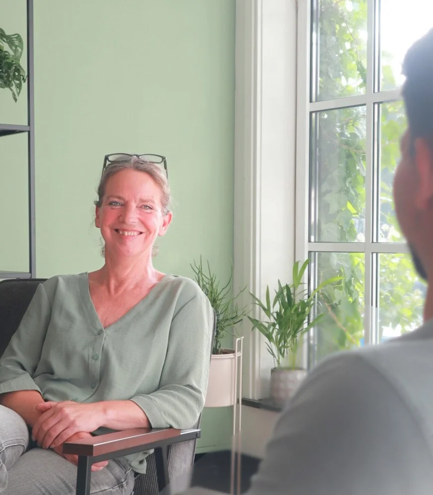 Karin van Brugge in gesprek in haar kantoor in Eindhoven